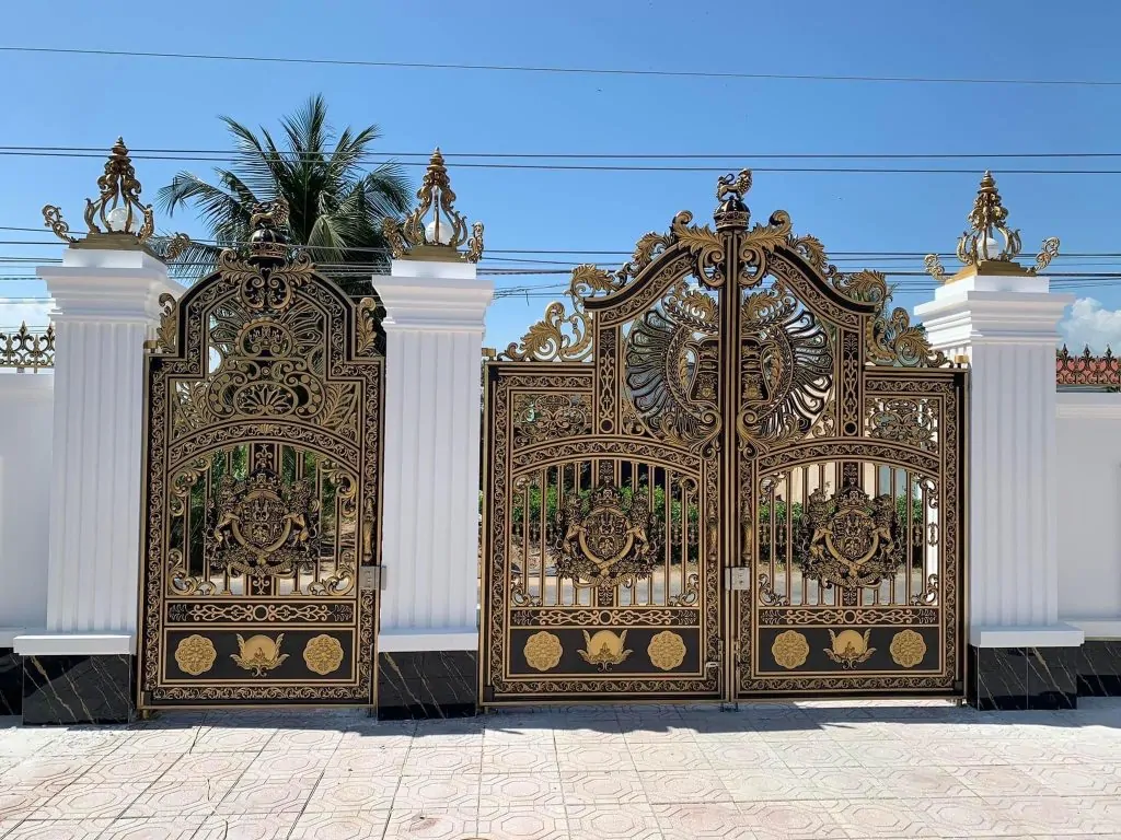 Cổng biệt thự nhôm đúc hoa văn hoàng gia